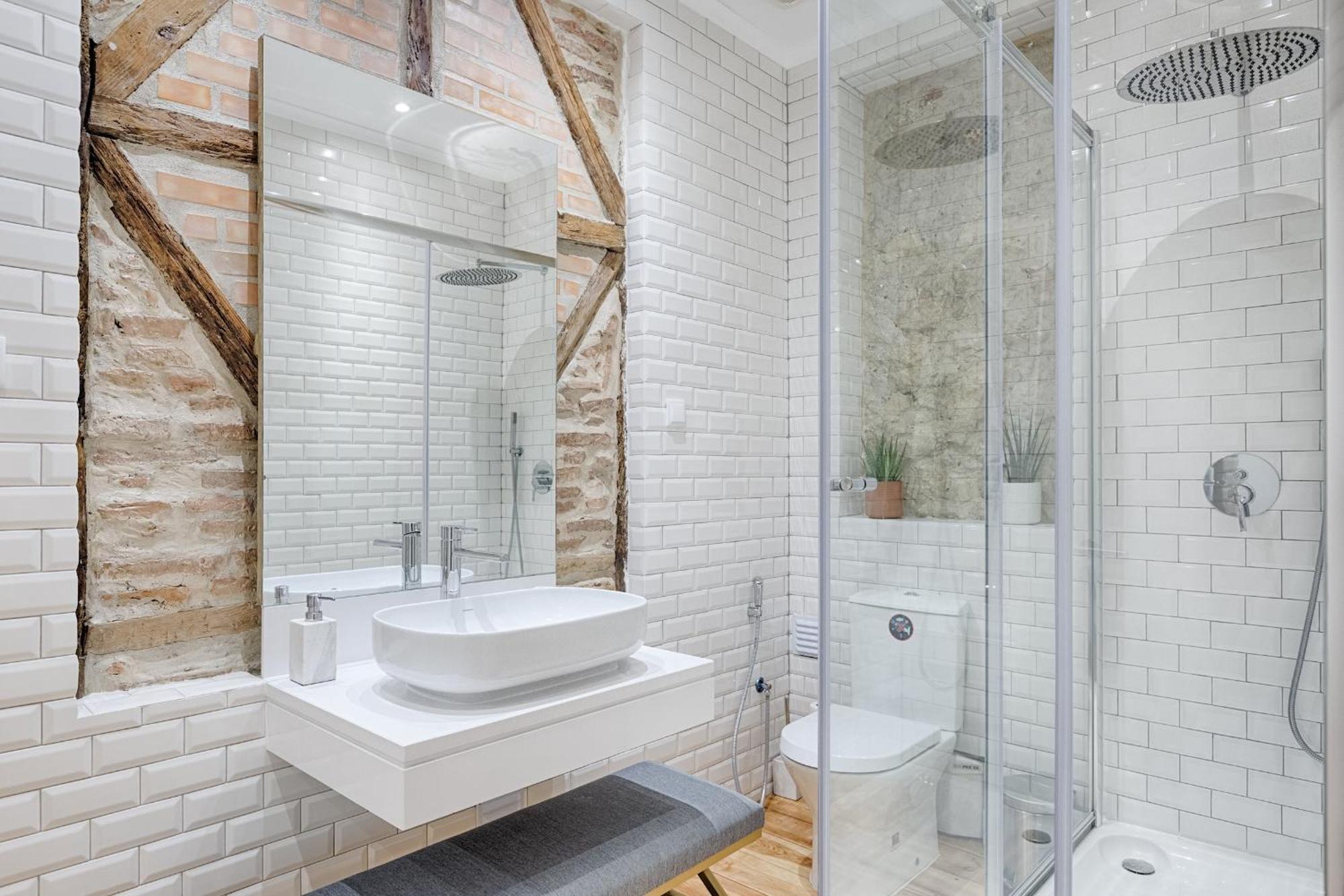 Architectural Gem In Bica Apartment