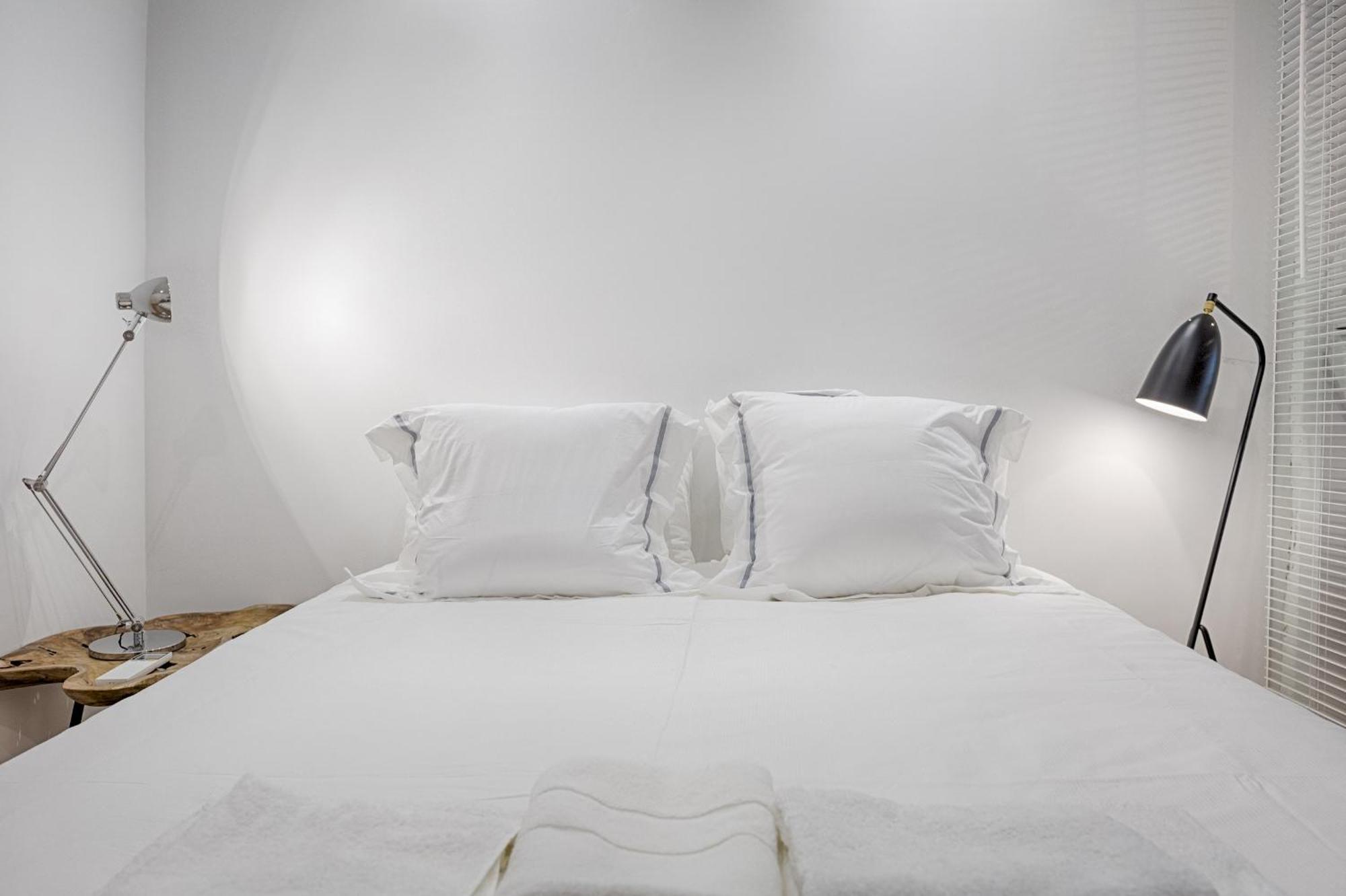 Architectural Gem In Bica Apartment