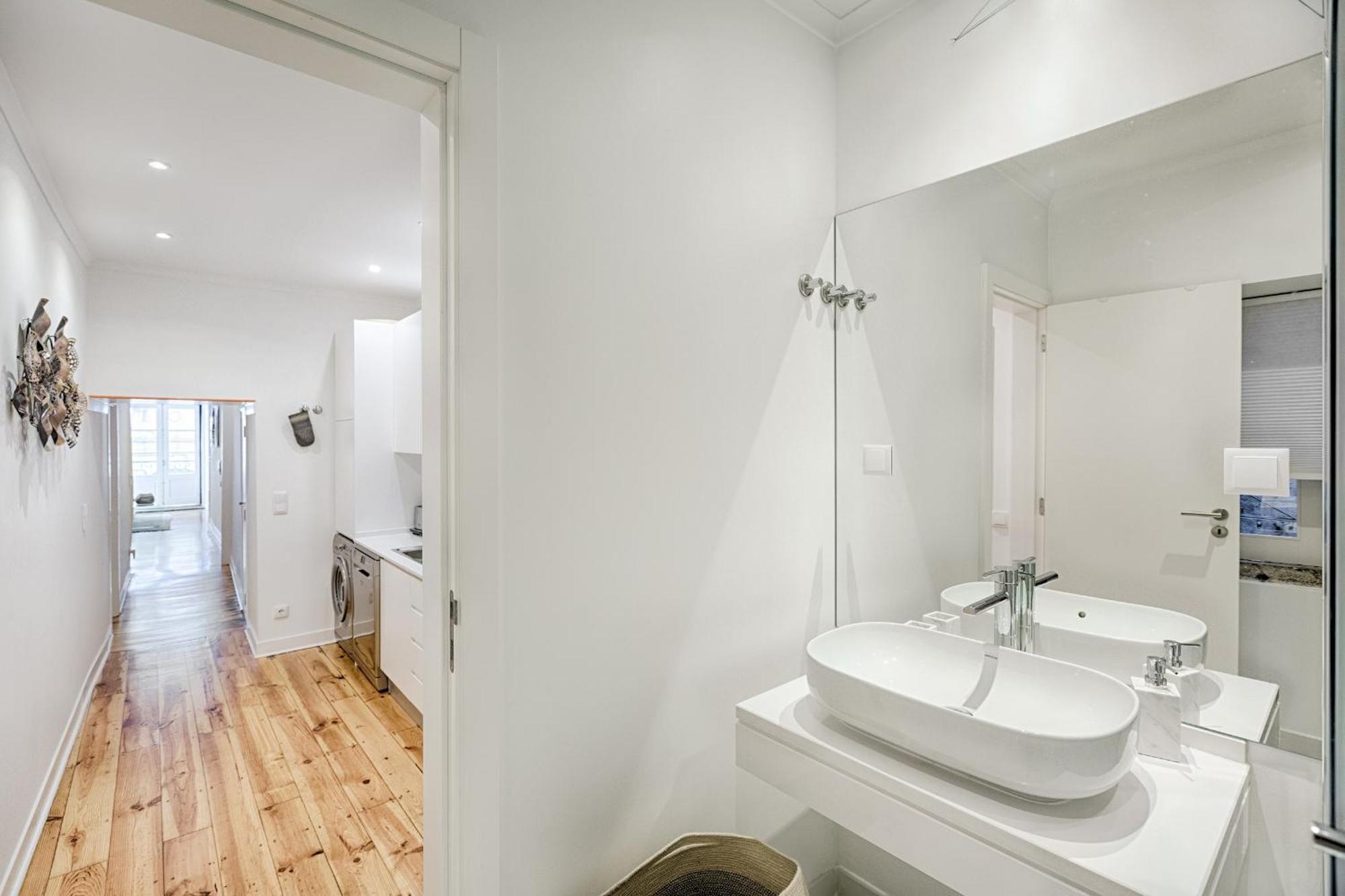 Apartment Architectural Gem In Bica