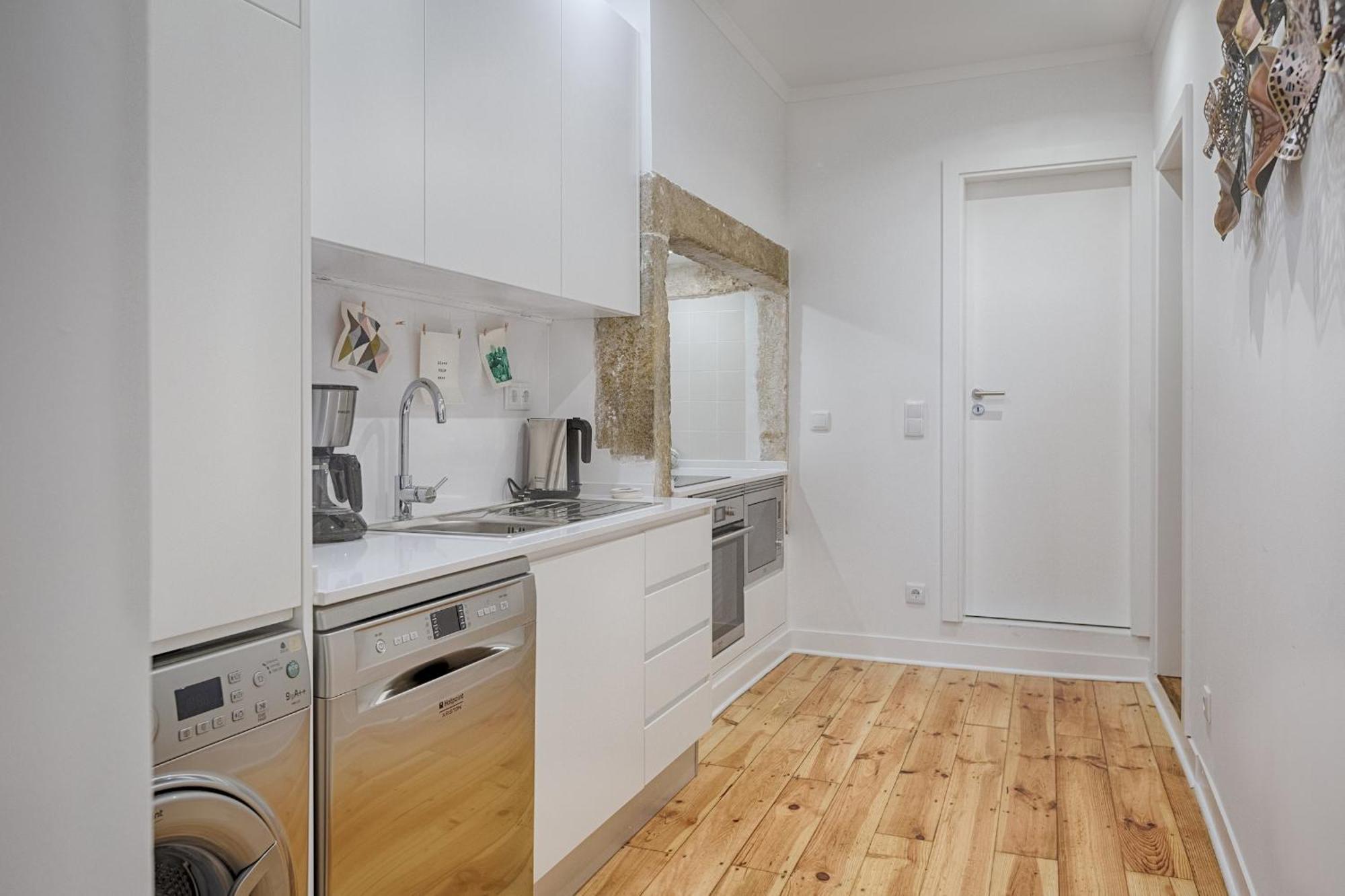 Architectural Gem In Bica Apartment *
