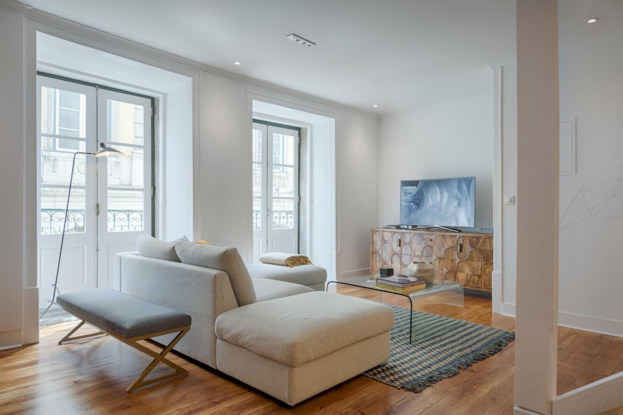 Architectural Gem In Bica Apartment *
