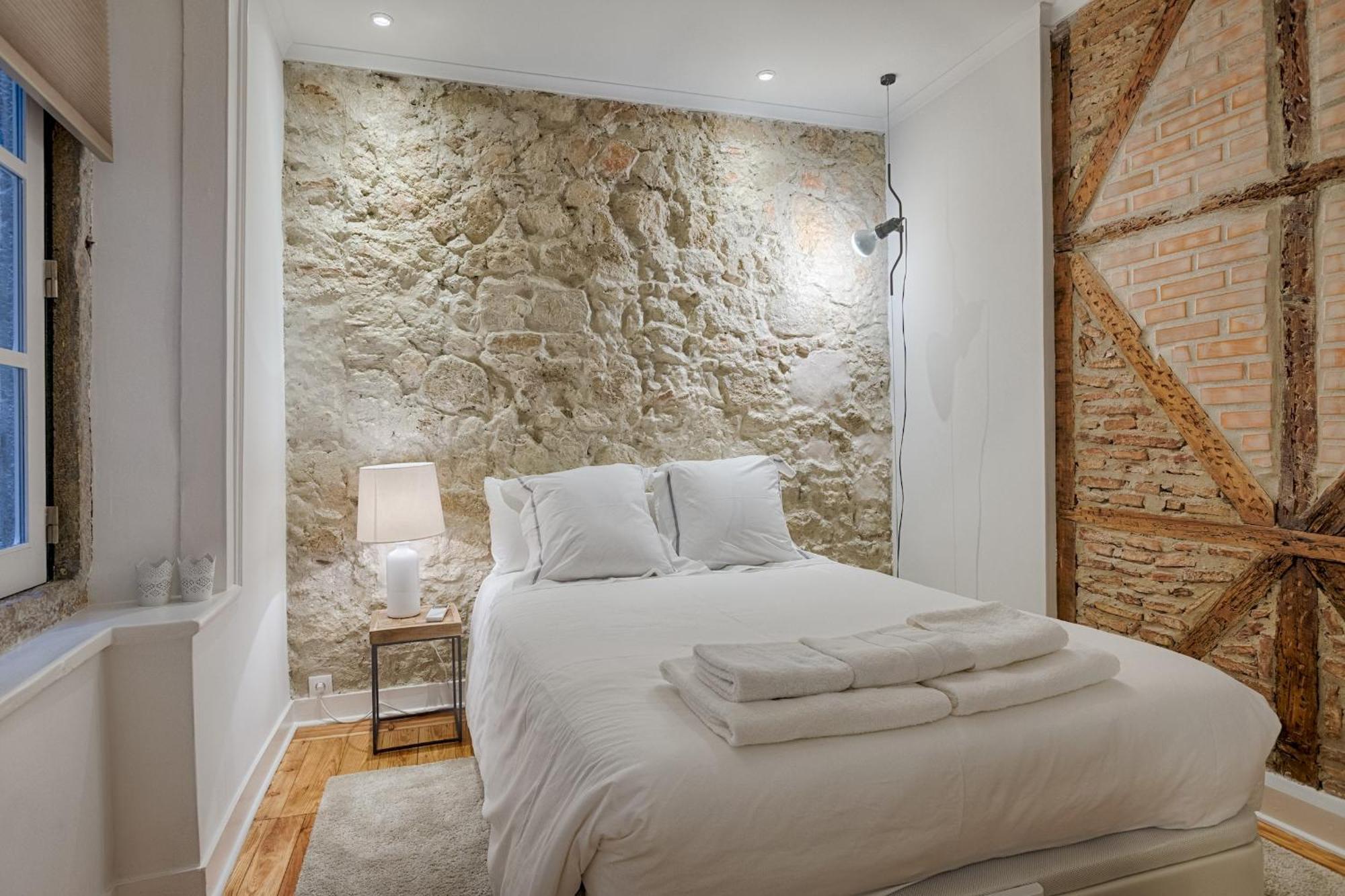 Architectural Gem In Bica Apartment